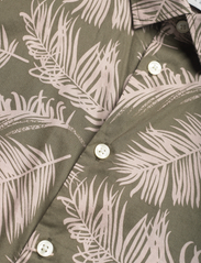Casual Friday - CFAnton SS palm printed shirt - kortermede skjorter - burnt olive - 2