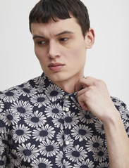 Casual Friday - CFAnton SS flower printed shirt - kortärmade skjortor - dark navy - 5