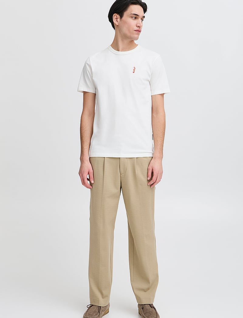 Casual Friday - CFCARSON tee with embriodery - kortærmede t-shirts - egret - 0