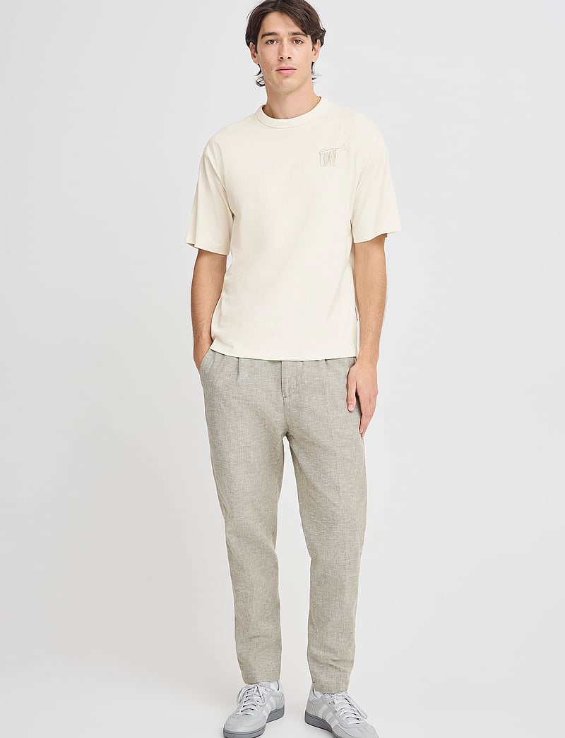 Casual Friday - CFARCHER tee with back print - kortærmede t-shirts - egret - 0