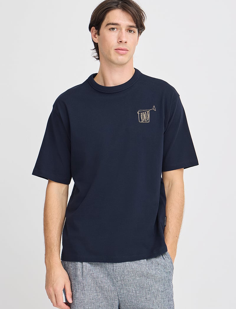 Casual Friday - CFARCHER tee with back print - kortærmede t-shirts - navy blazer - 4