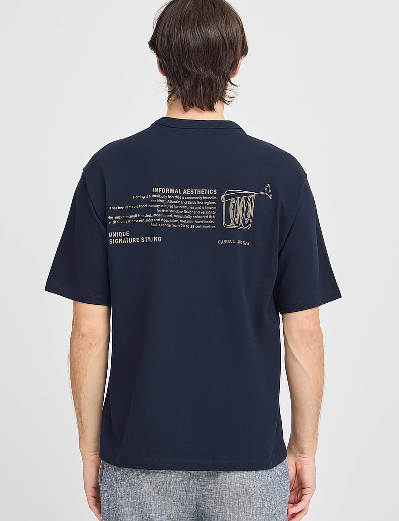 Casual Friday - CFARCHER tee with back print - kortærmede t-shirts - navy blazer - 5