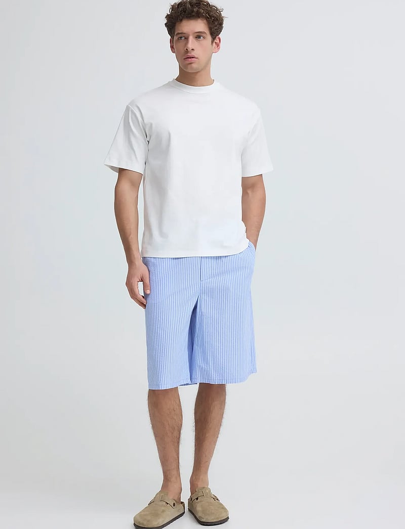 Casual Friday - CFJAEVON 0273 STRIPED SHORTS - lühikesed vabaajapüksid - cerulean stripe - 4
