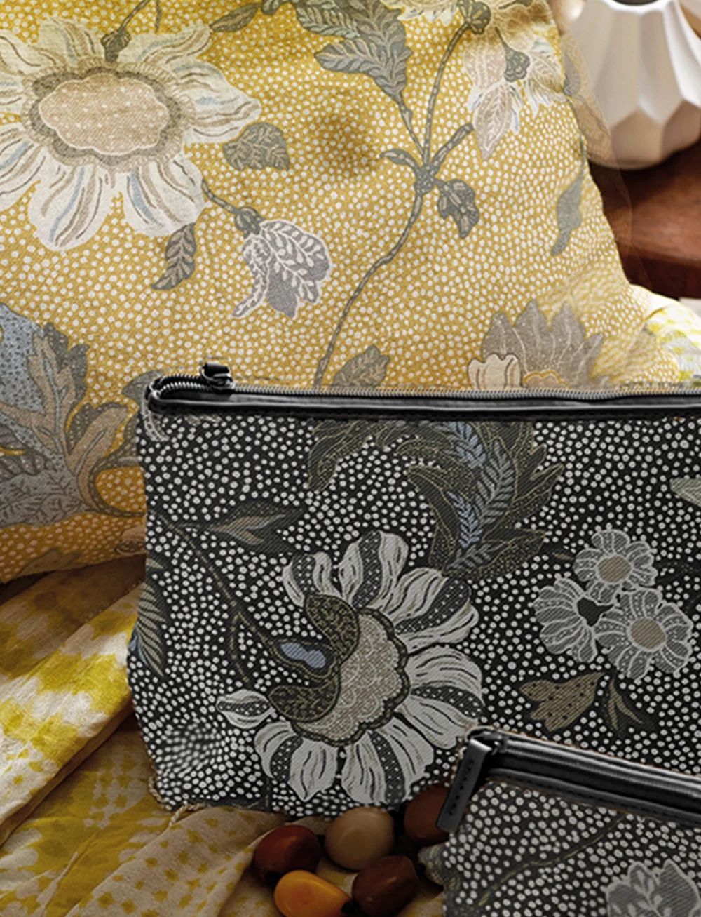 Ceannis - Cosmetic Bag Flower Linen Size: Small - makeup bags - black - 0