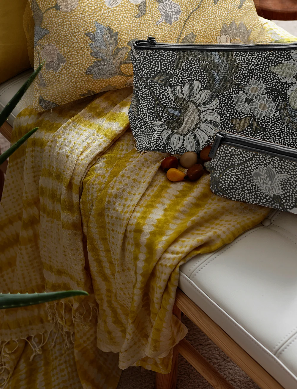 Ceannis - Cosmetic Bag Flower Linen Size: Large - makeup bags - black - 0