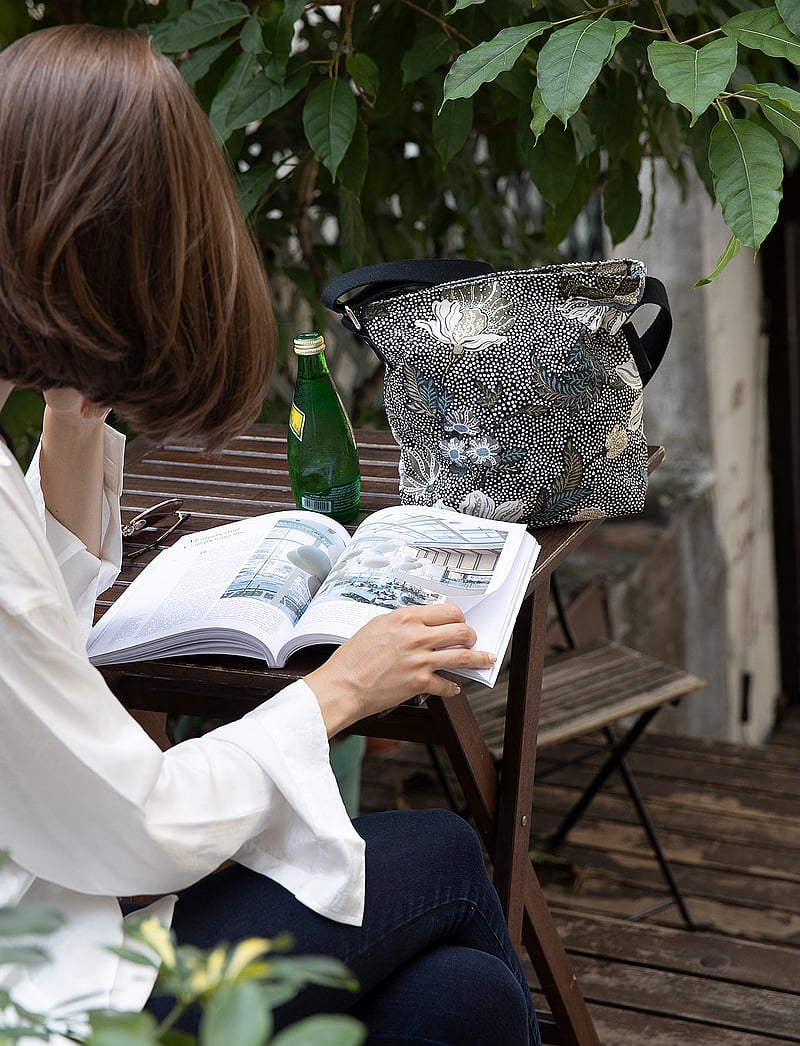 Ceannis - Shoulder Bag Black Flower Linen - umhängetaschen - black - 4