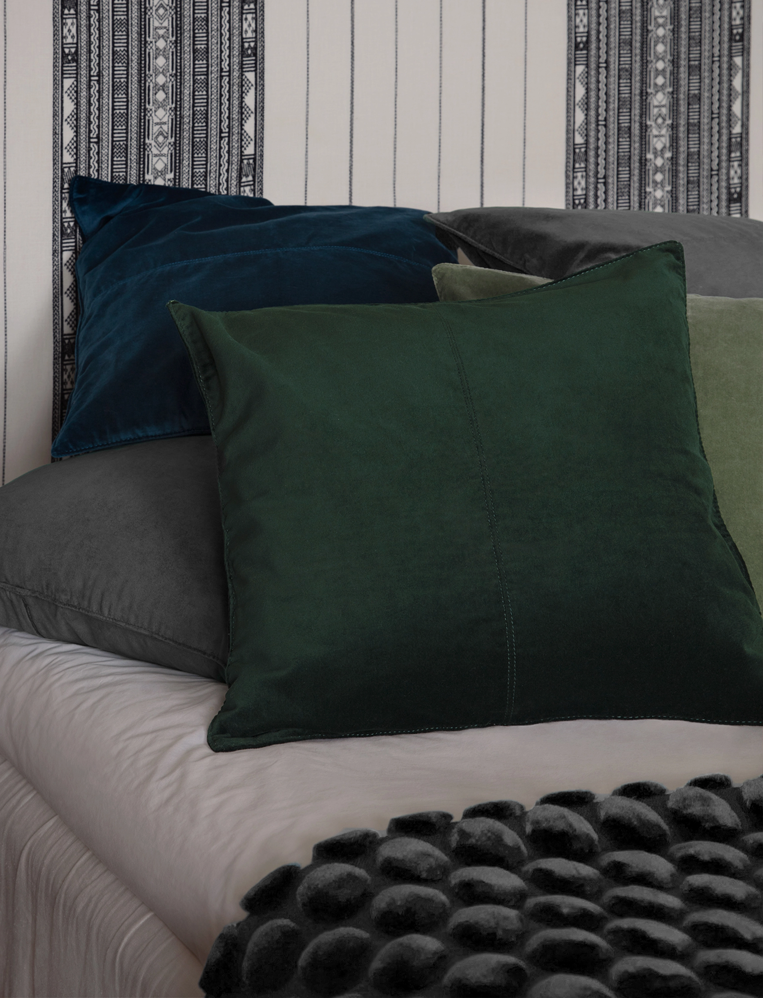 Ceannis - Velvet Cushion cover 50x50 cm - tyynynpäälliset - new dark green - 3