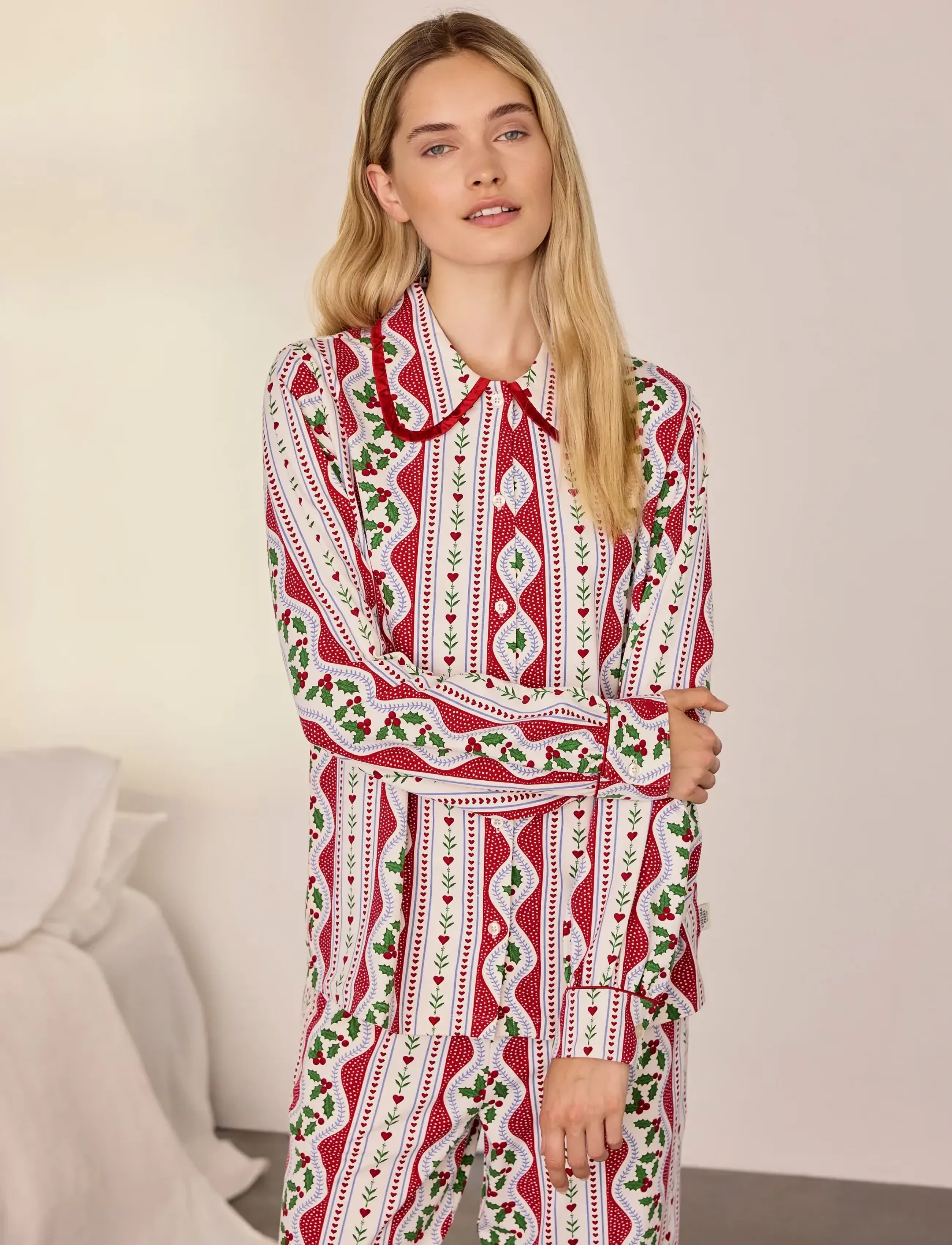 Chelsea Peers Organic Cotton Holly Print Ruffle Long Pyjama Set - Nachtwäsche - RED / red
