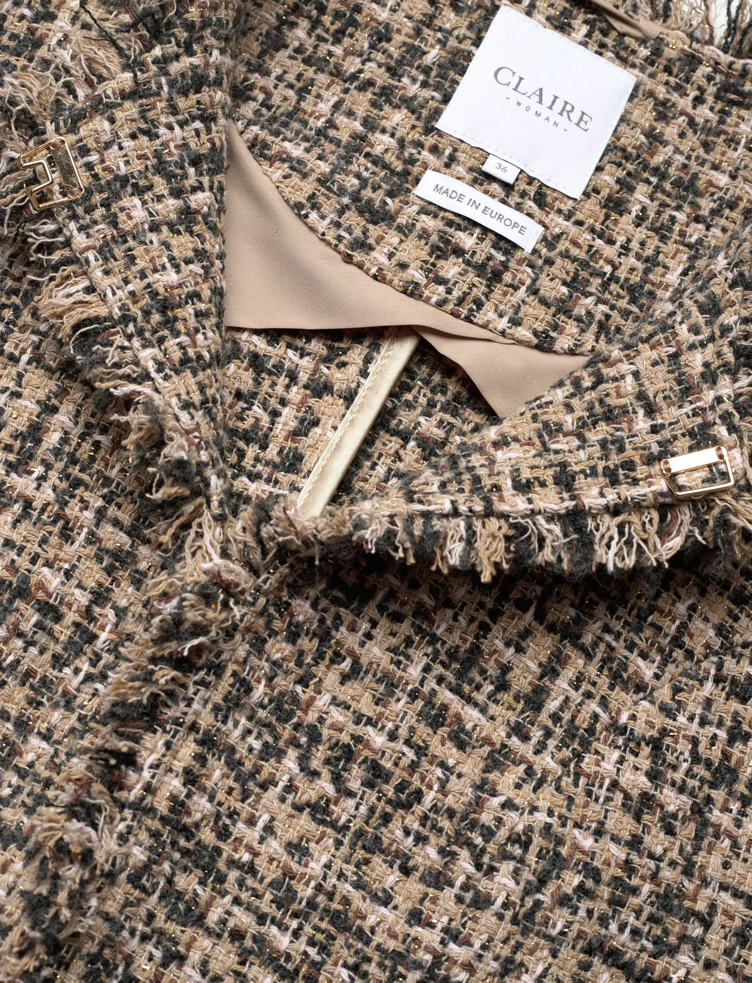 Claire Woman - Cwelliana - feather - 2