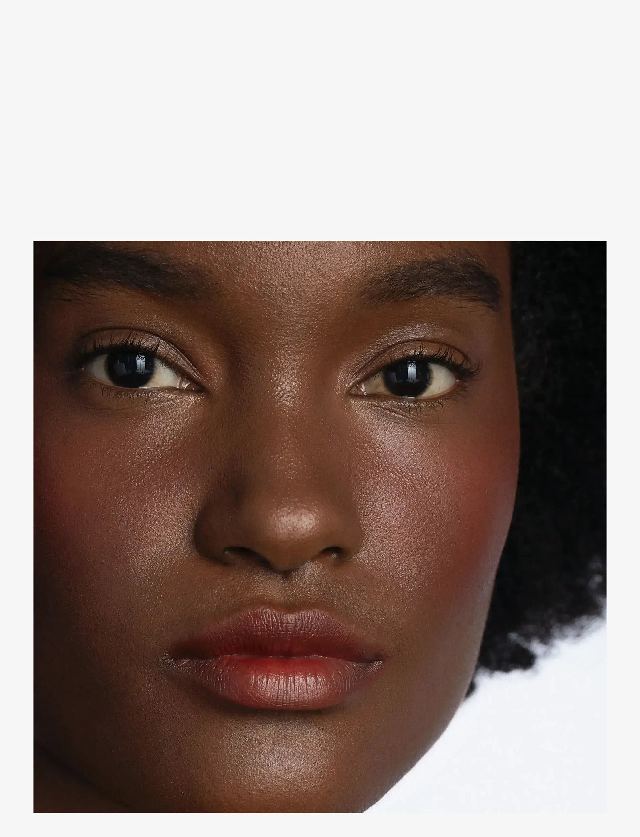 CLE Cosmetics - Melting Lip Powder - redo för date night - true red - 4