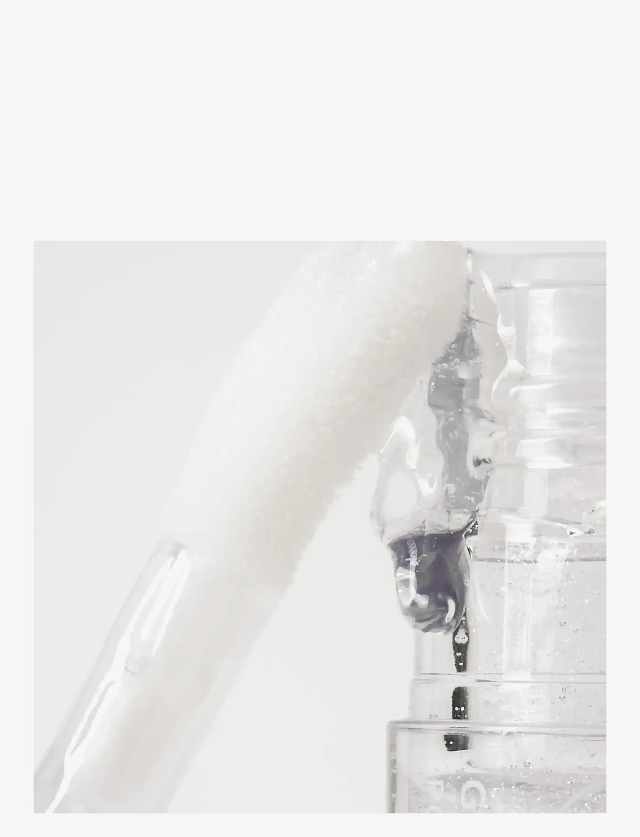 CLE Cosmetics - Glimmering Complexion Gel - redo för date night - transclucent - 1