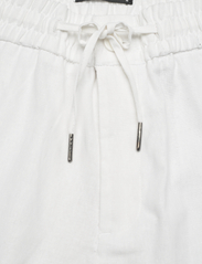 Clean Cut Copenhagen - Barcelona Cotton / Linen Shorts - linased lühikesed püksid - white - 2