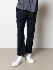 Clean Cut Copenhagen - Barcelona Cotton / Linen Pants - linen trousers - navy - 2