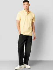 Clean Cut Copenhagen - Silkeborg Stretch Polo - polo marškinėliai trumpomis rankovėmis - pastel yellow - 2
