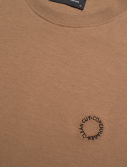 Clean Cut Copenhagen - Stanley Organic Tee - basic t-shirts - dark camel - 2