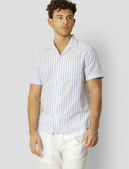 Clean Cut Copenhagen - Giles Bowling Striped Shirt S/S - short-sleeved shirts - blue melange / ecru - 1