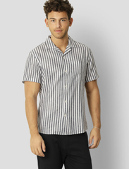 Clean Cut Copenhagen - Giles Bowling Striped Shirt S/S - short-sleeved shirts - navy / ecru - 2