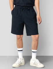 Clean Cut Copenhagen - Barcelona Julius Seersucker Shorts - chino shorts - navy - 0