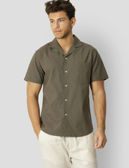 Clean Cut Copenhagen - Bowling Cotton Linen Shirt S/S - basic skjorter - dusty green - 2