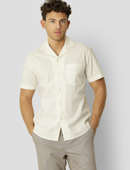 Clean Cut Copenhagen - Bowling Cotton Linen Shirt S/S - basic shirts - ecru - 2