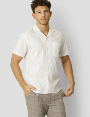 Clean Cut Copenhagen - Bowling Cotton Linen Shirt S/S - basic-hemden - white - 2