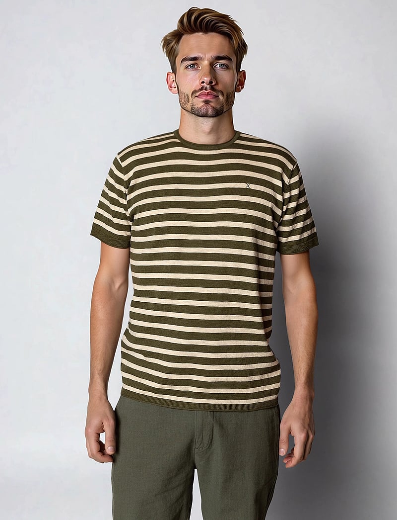 Clean Cut Copenhagen - Thomas knitted striped t-shirt - kurzärmelig - army/ecru striped - 0