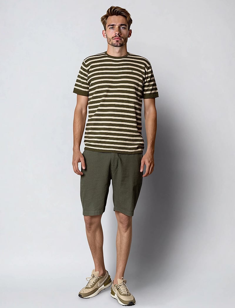 Clean Cut Copenhagen - Thomas knitted striped t-shirt - kurzärmelig - army/ecru striped - 4