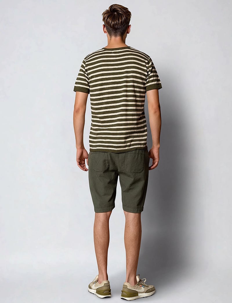Clean Cut Copenhagen - Thomas knitted striped t-shirt - kurzärmelig - army/ecru striped - 5