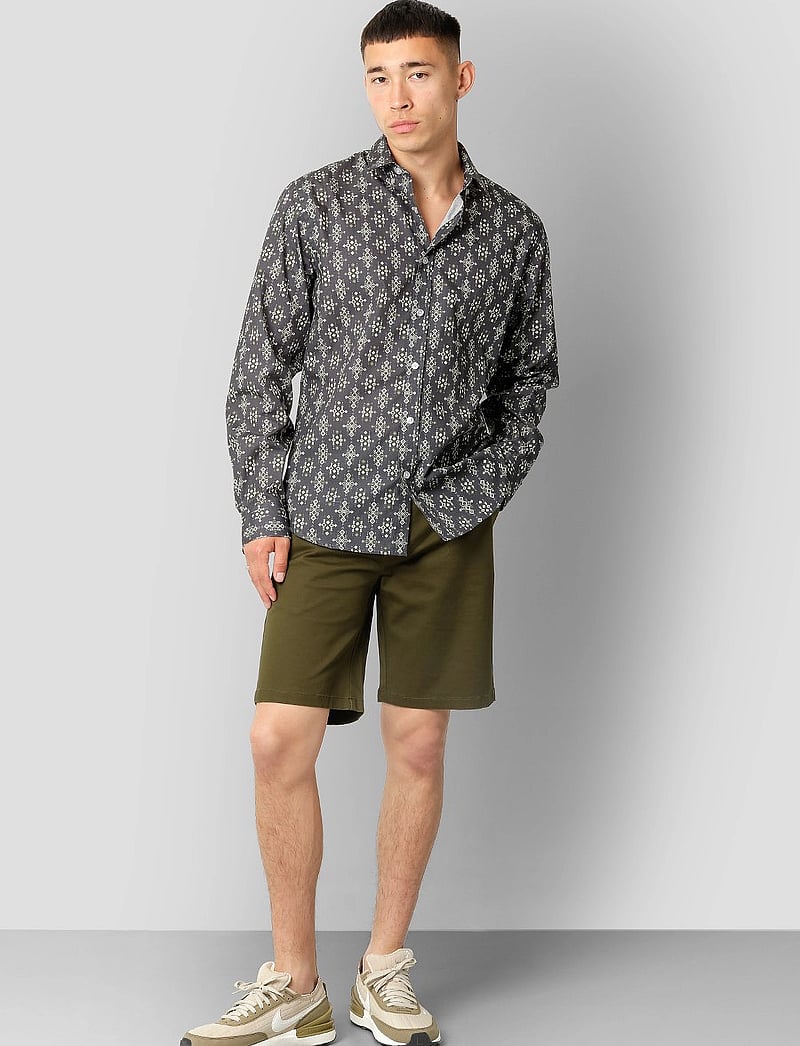 Clean Cut Copenhagen - Milano twill shorts - chinos shorts - army - 0