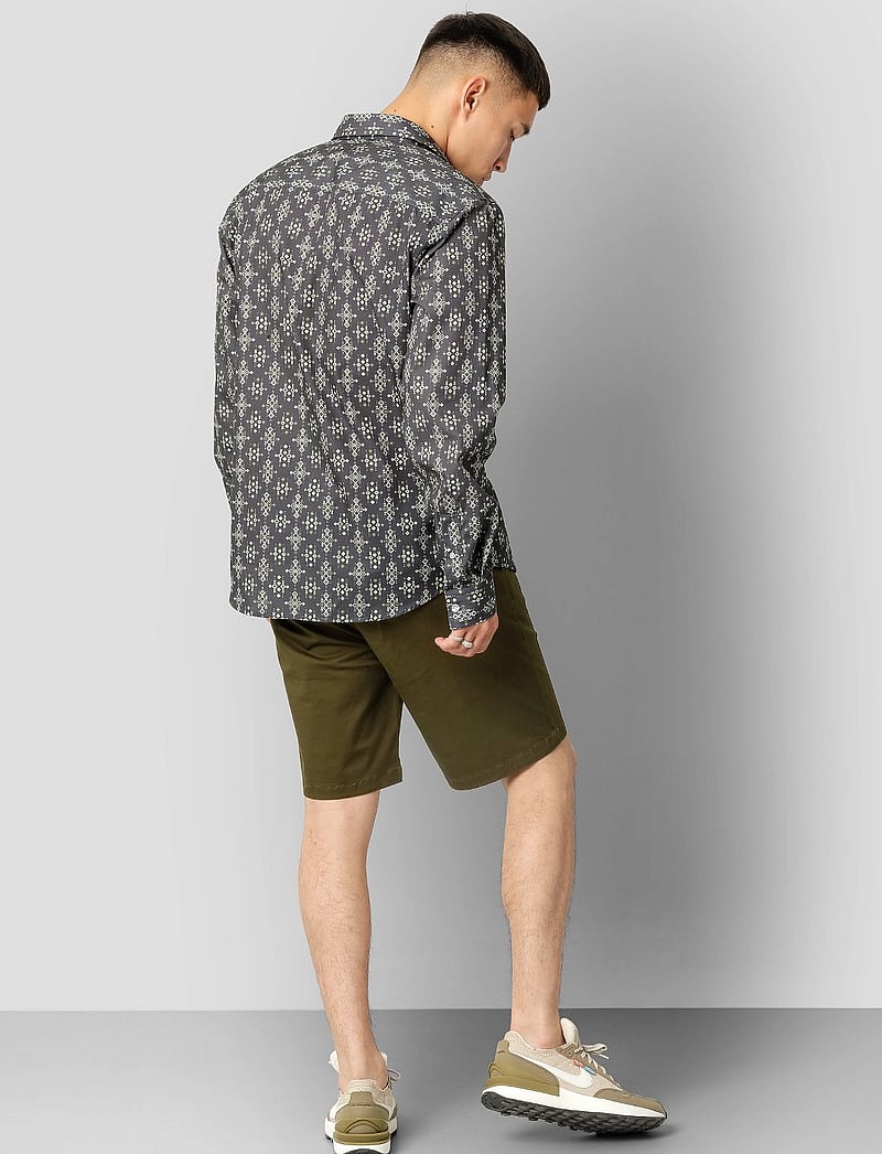 Clean Cut Copenhagen - Milano twill shorts - chinos shorts - army - 3