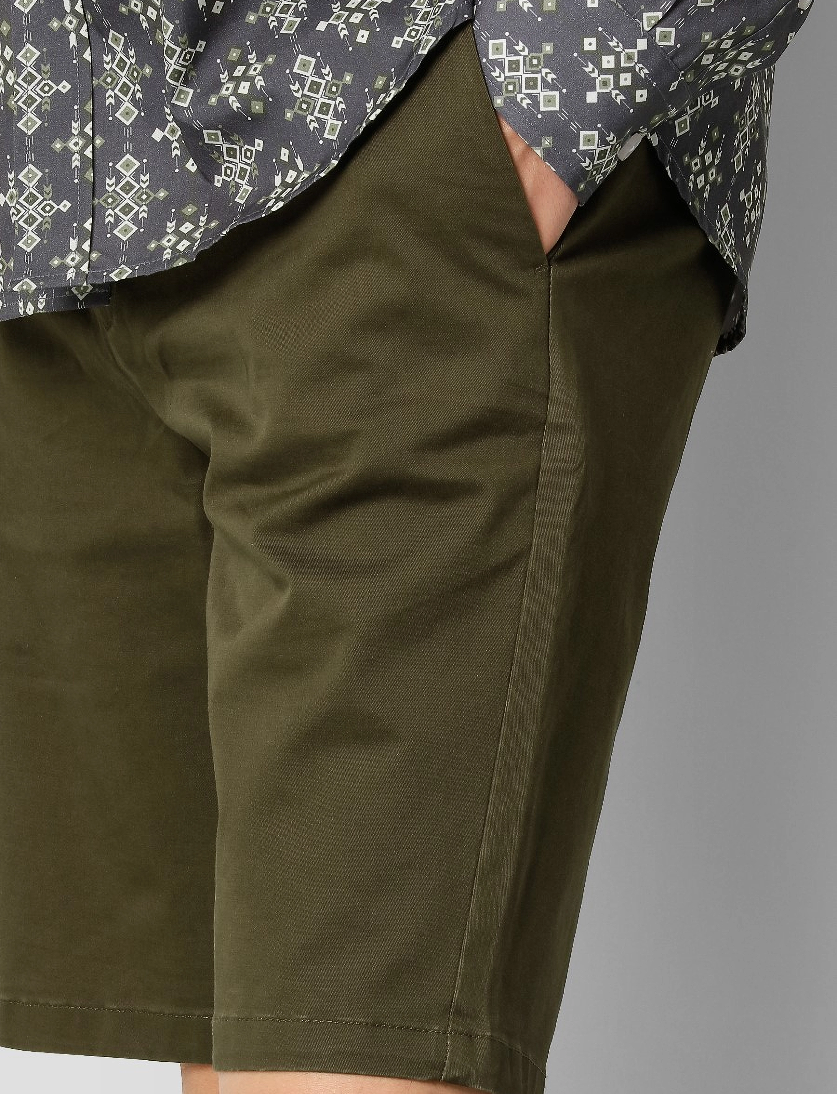 Clean Cut Copenhagen - Milano twill shorts - chinos shorts - army - 4