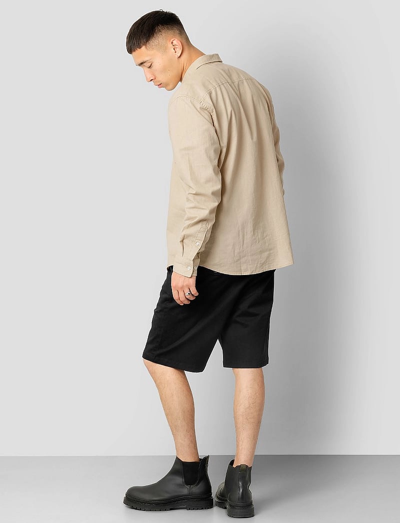 Clean Cut Copenhagen - Milano twill shorts - chinos shorts - black - 3