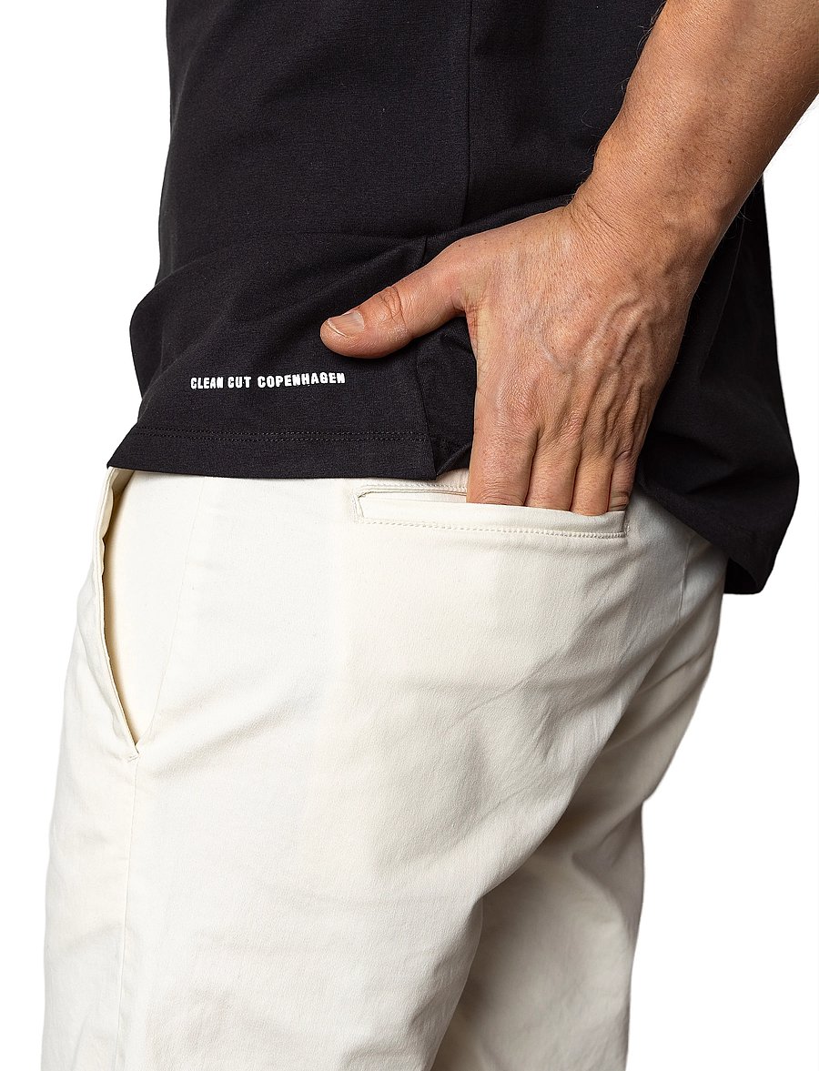 Clean Cut Copenhagen - Milano twill shorts - chino shorts - ecru - 3