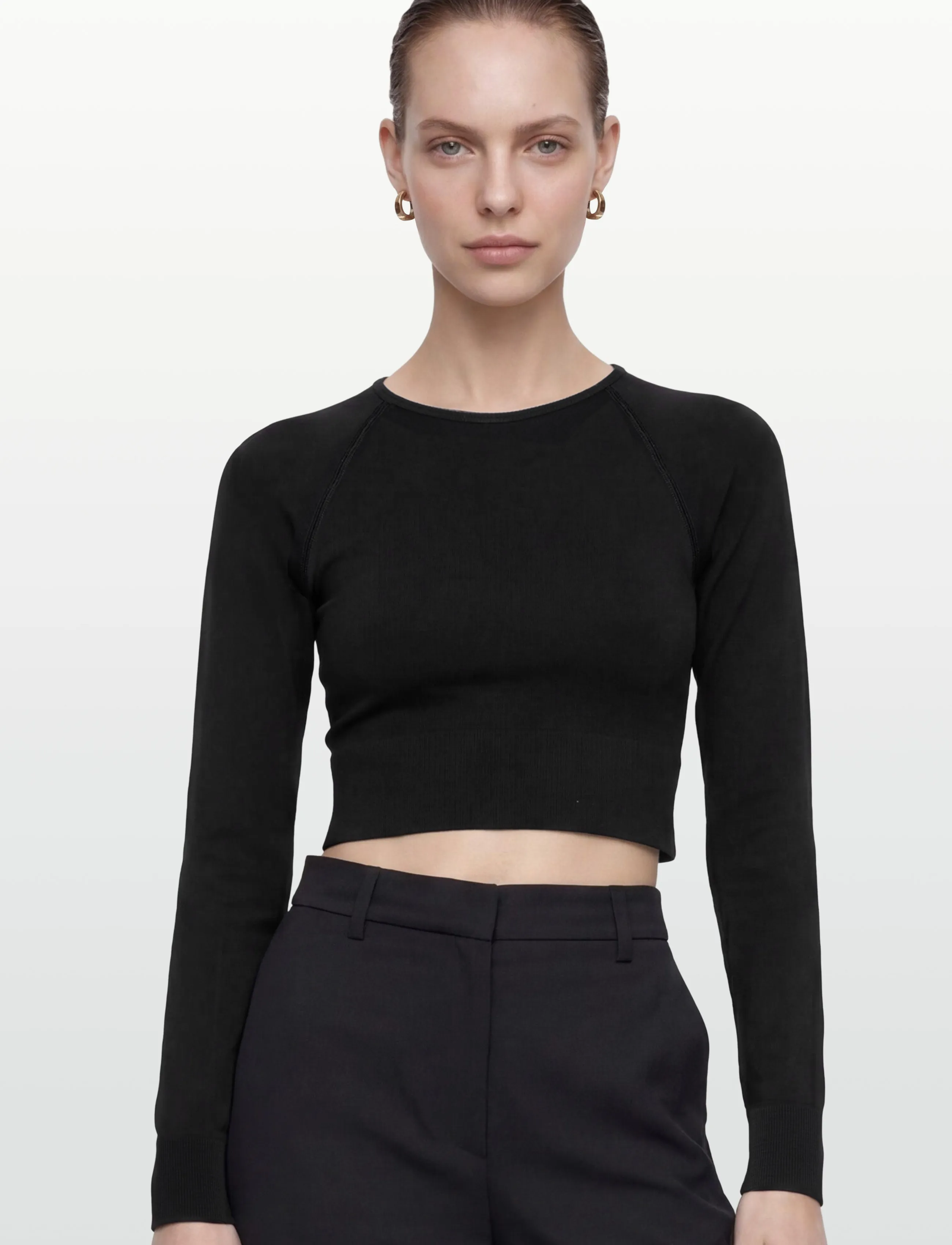 Closed - WOMEN CROPPED RAGLAN LONGSLEEVE T-SHIRTS BLACK - palaidinės ir marškinėliai - black - 3