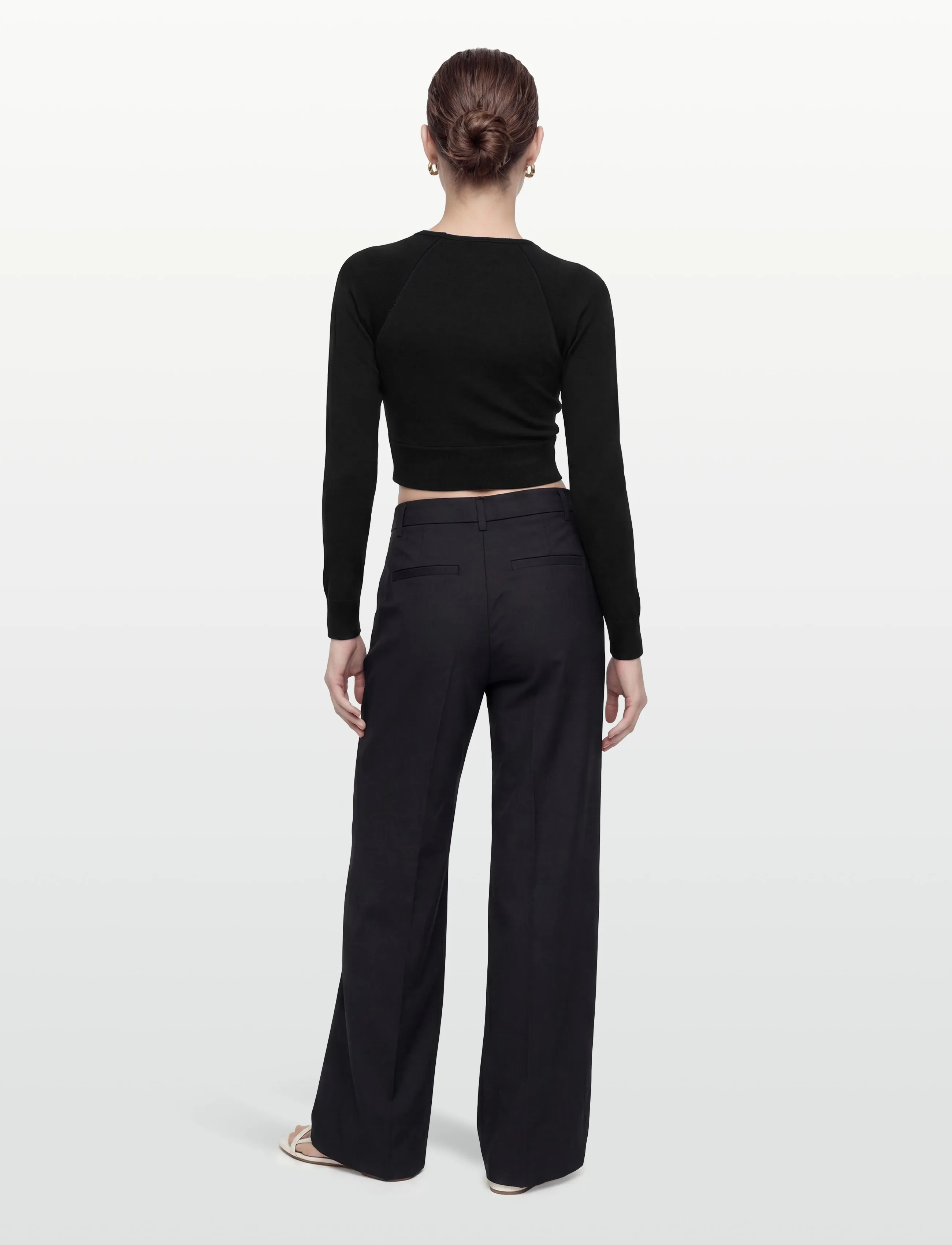 Closed - WOMEN CROPPED RAGLAN LONGSLEEVE T-SHIRTS BLACK - palaidinės ir marškinėliai - black - 4