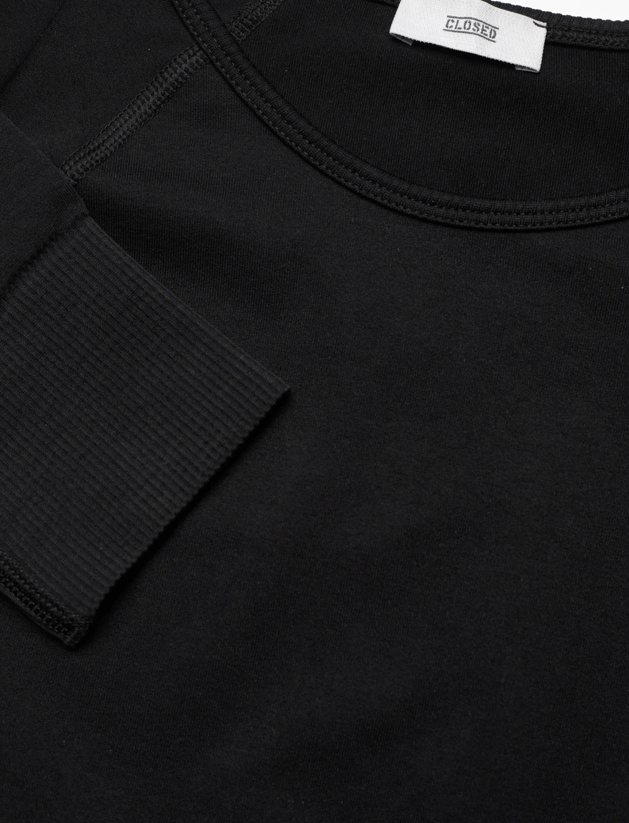 Closed - WOMEN CROPPED RAGLAN LONGSLEEVE T-SHIRTS BLACK - palaidinės ir marškinėliai - black - 5