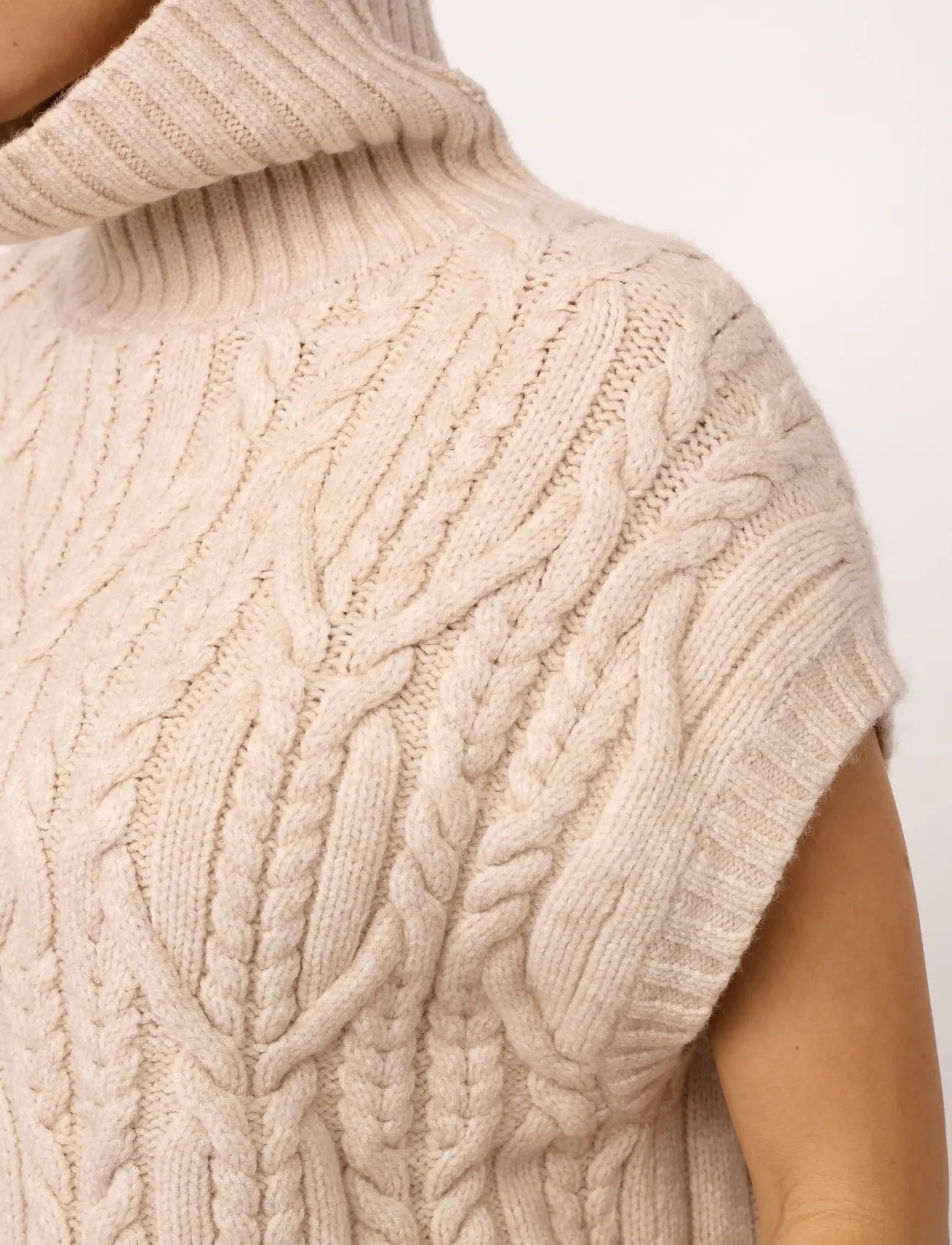 Co' Couture - 32222 RowCC Oversize Cable Knit Vest - stickade västar - creme - 5