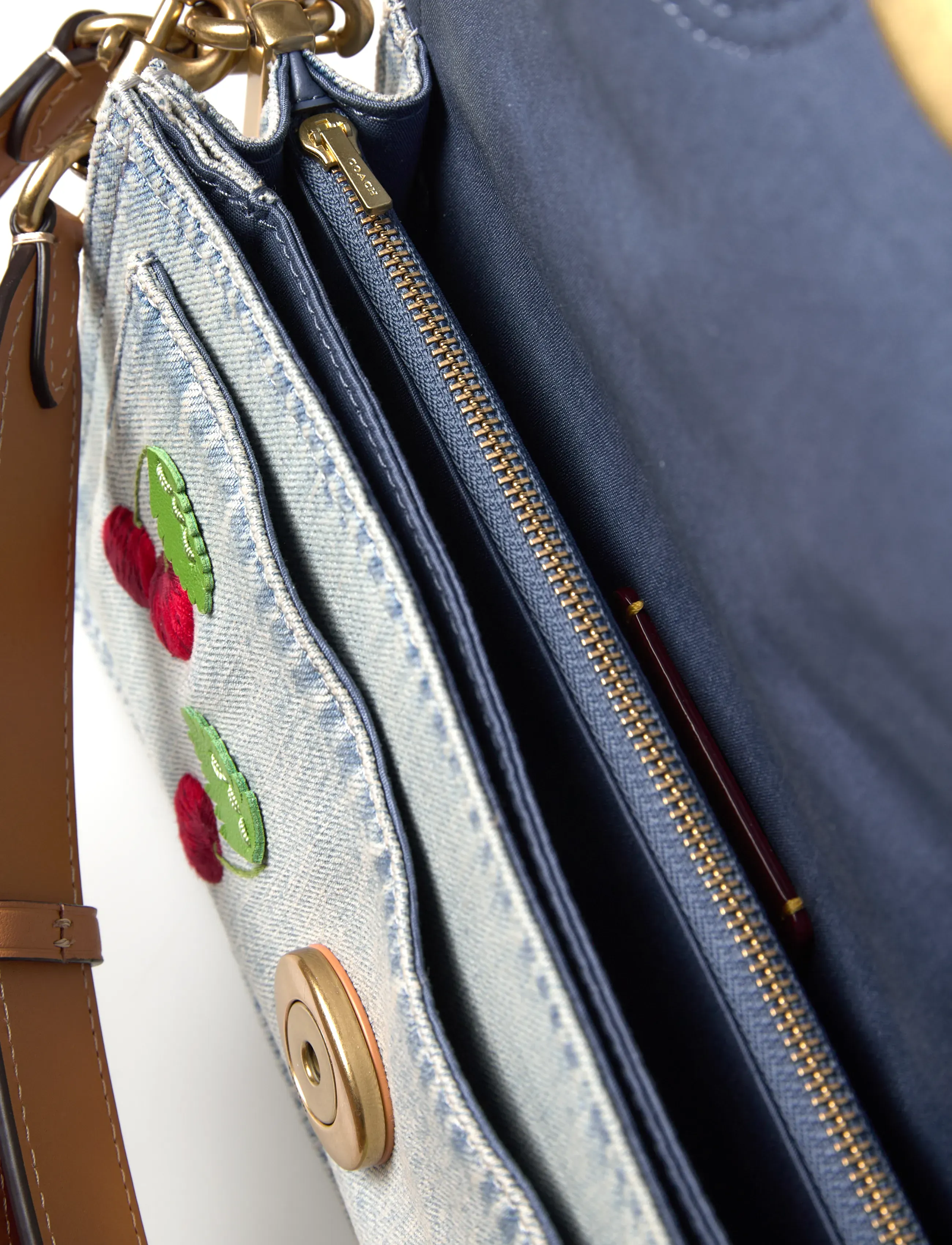 Coach - CHERRY EMBROIDERED DENIM TABBY SHOULDER BAG 26 - vardagsstil - b4/denim multi - 4