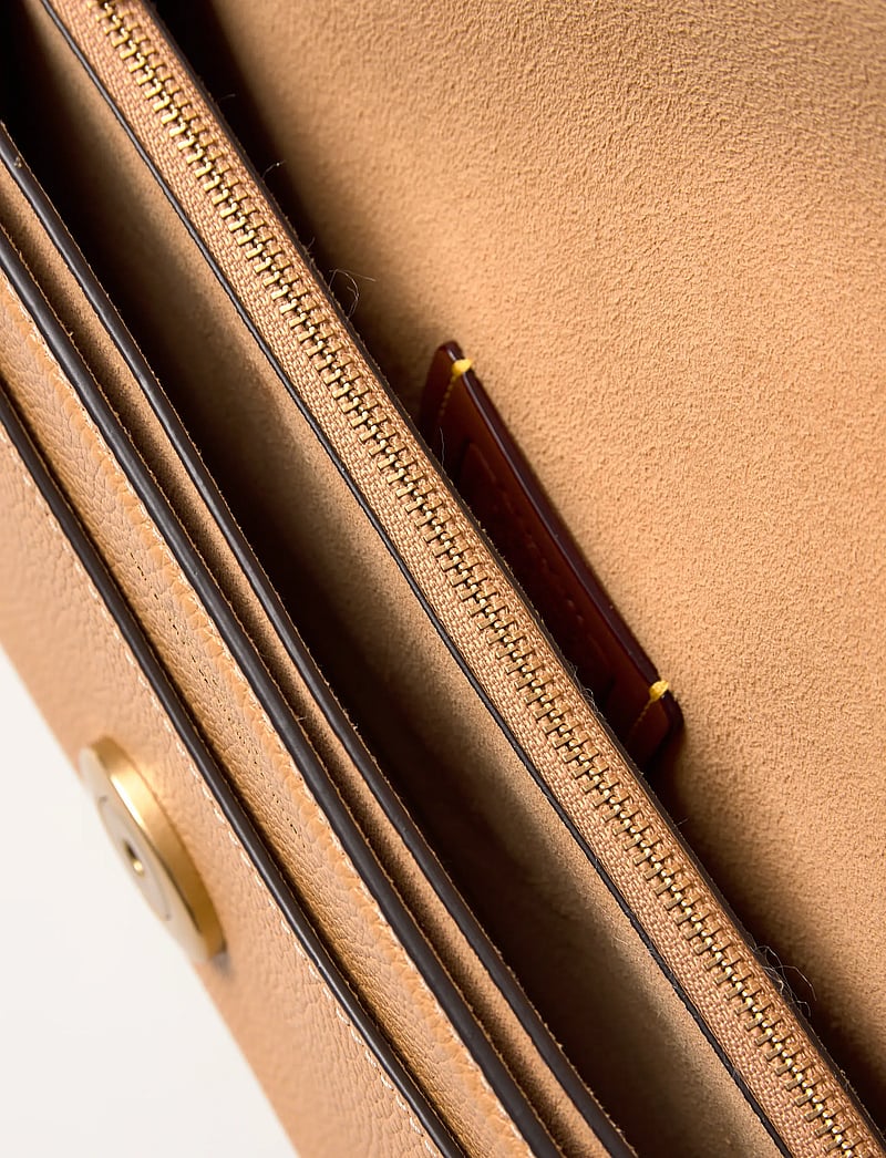 Coach - Polished Pebble Leather Tabby Shoulder Bag 26 Refresh - konfirmationstøj - b4/biscuit - 4