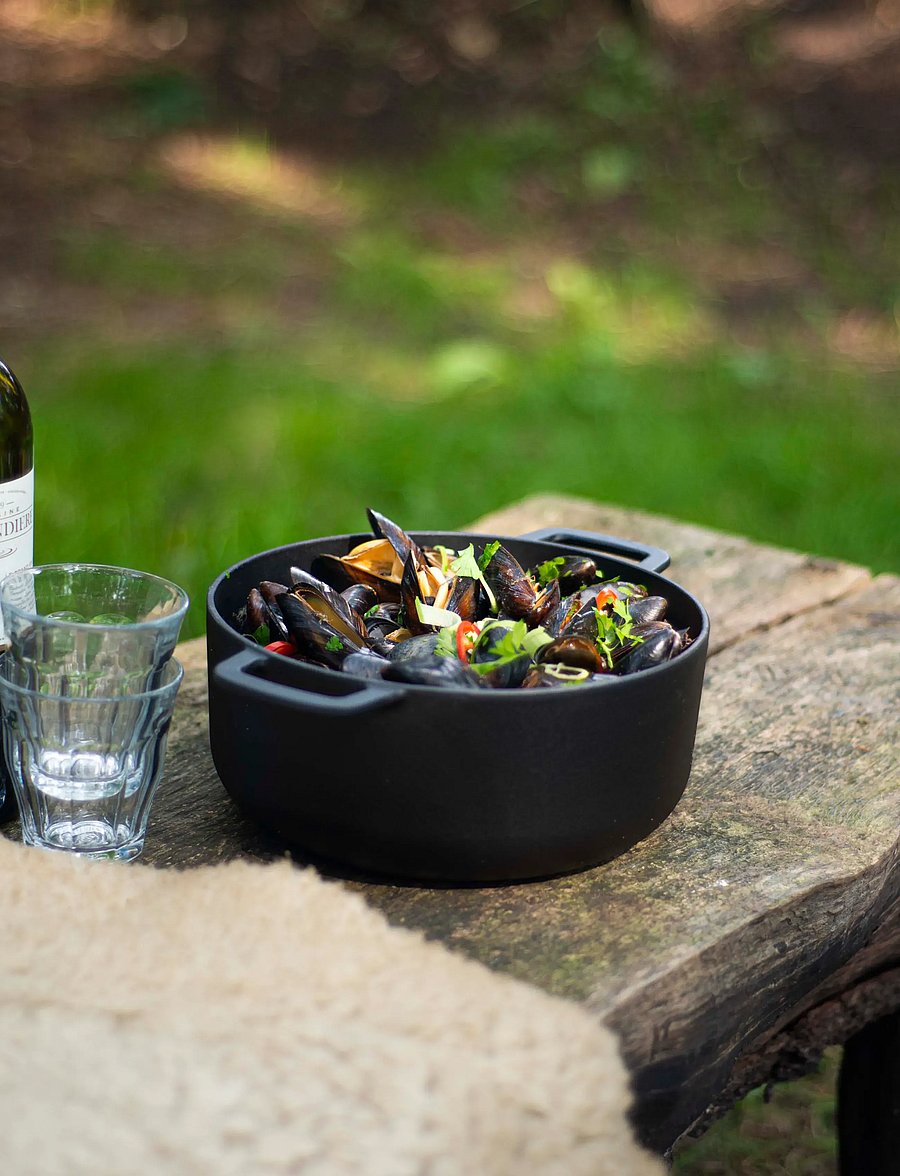 Combekk - Dutch Oven 24cm Enameled Recycled Cast Iron Black - gusseisen töpfe - black - 0