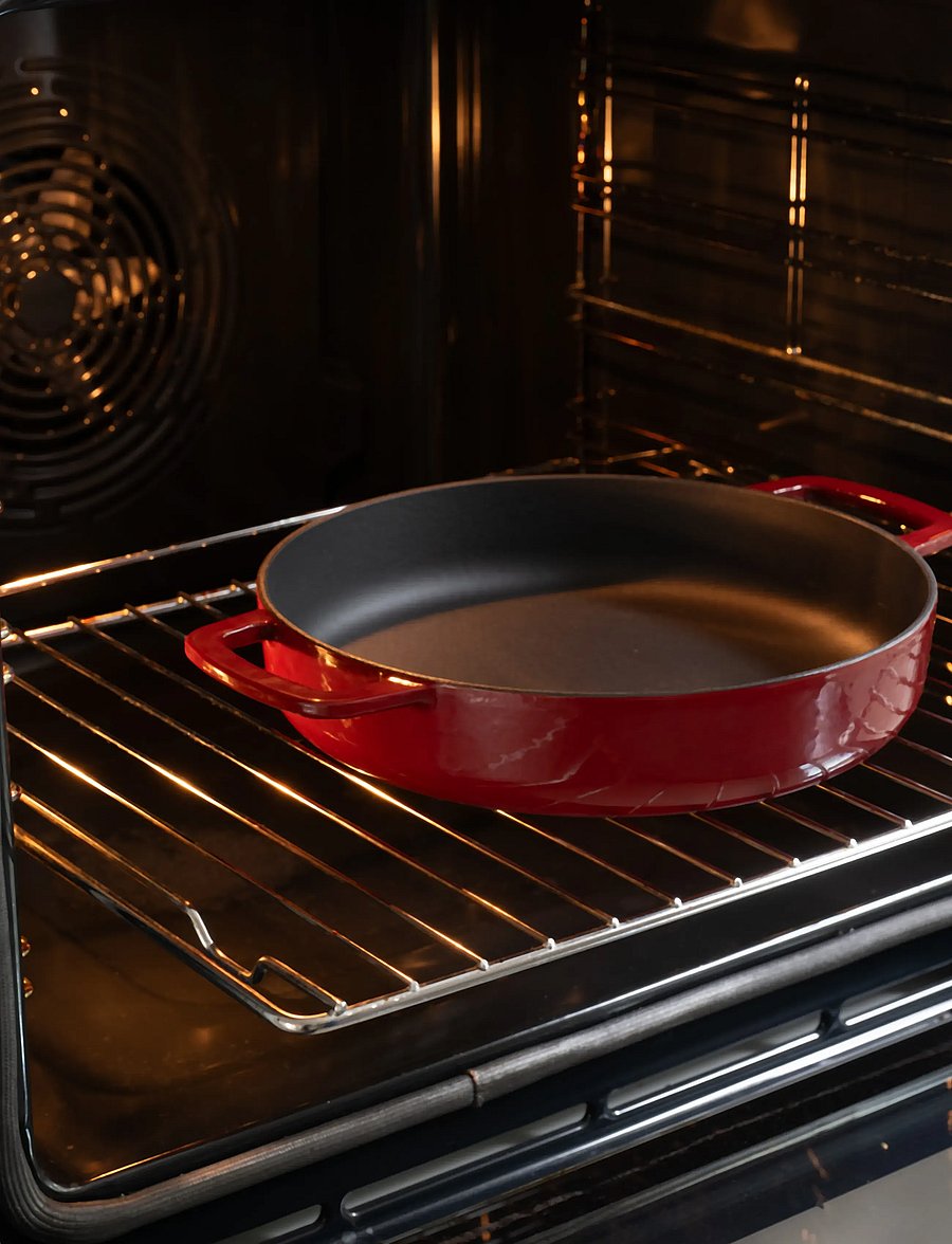 Combekk - Skillet 28cm Enameled Recycled Cast Iron Bordeaux - gusseisen töpfe - red - 0