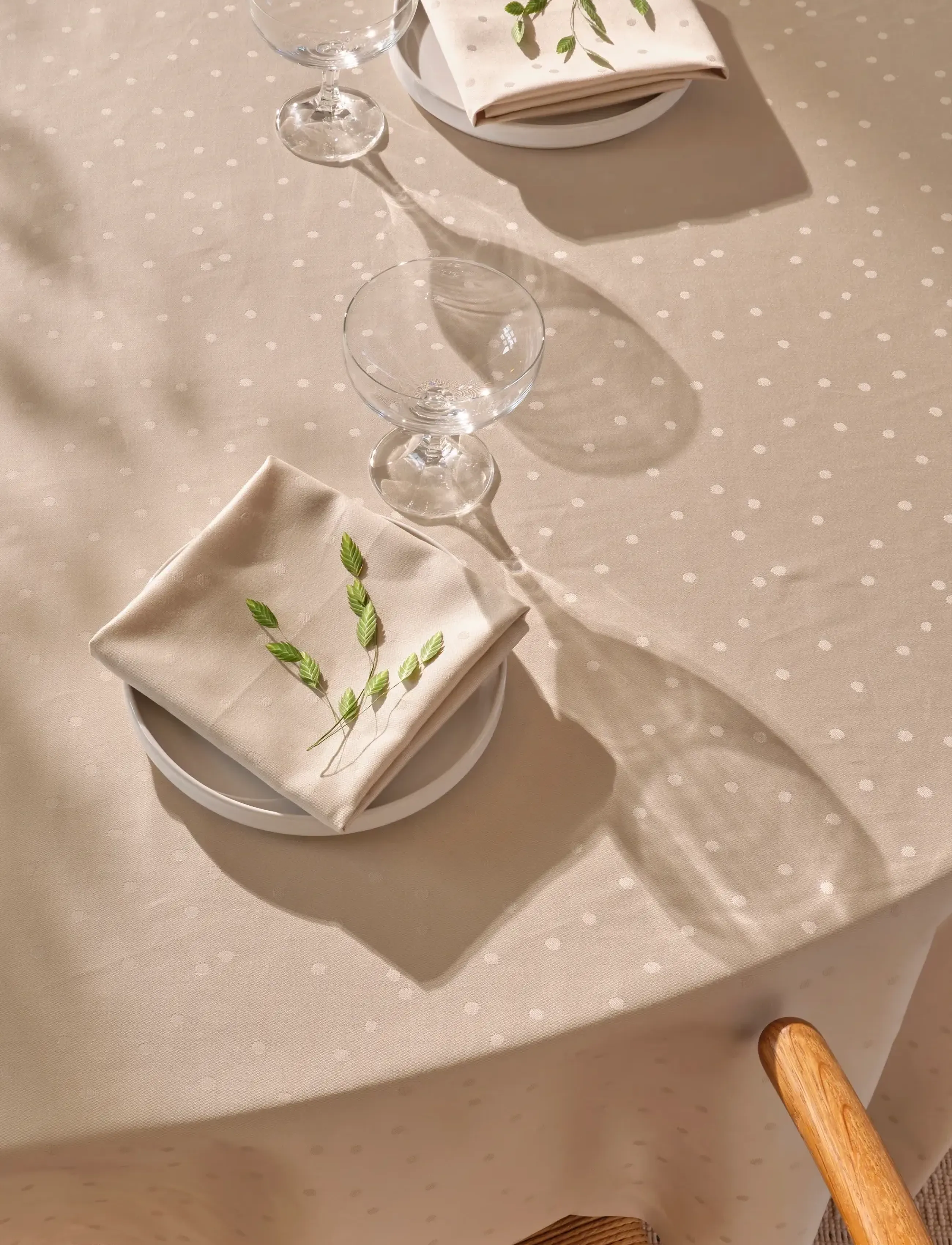 compliments Confetti Damask Table Cloth, Ø 200 cm, Kitchen Textiles, Beige - Tablecloths & Runners, Homeware