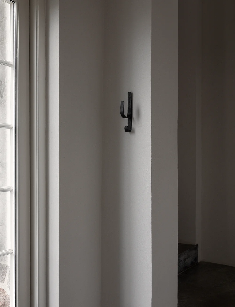 Cooee Design - Woody Hook One - kleiderhaken und ständer - black stained oak - 1