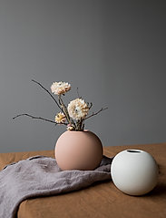 Cooee Design - Ball Vase 8cm - małe wazony - café au lait - 1