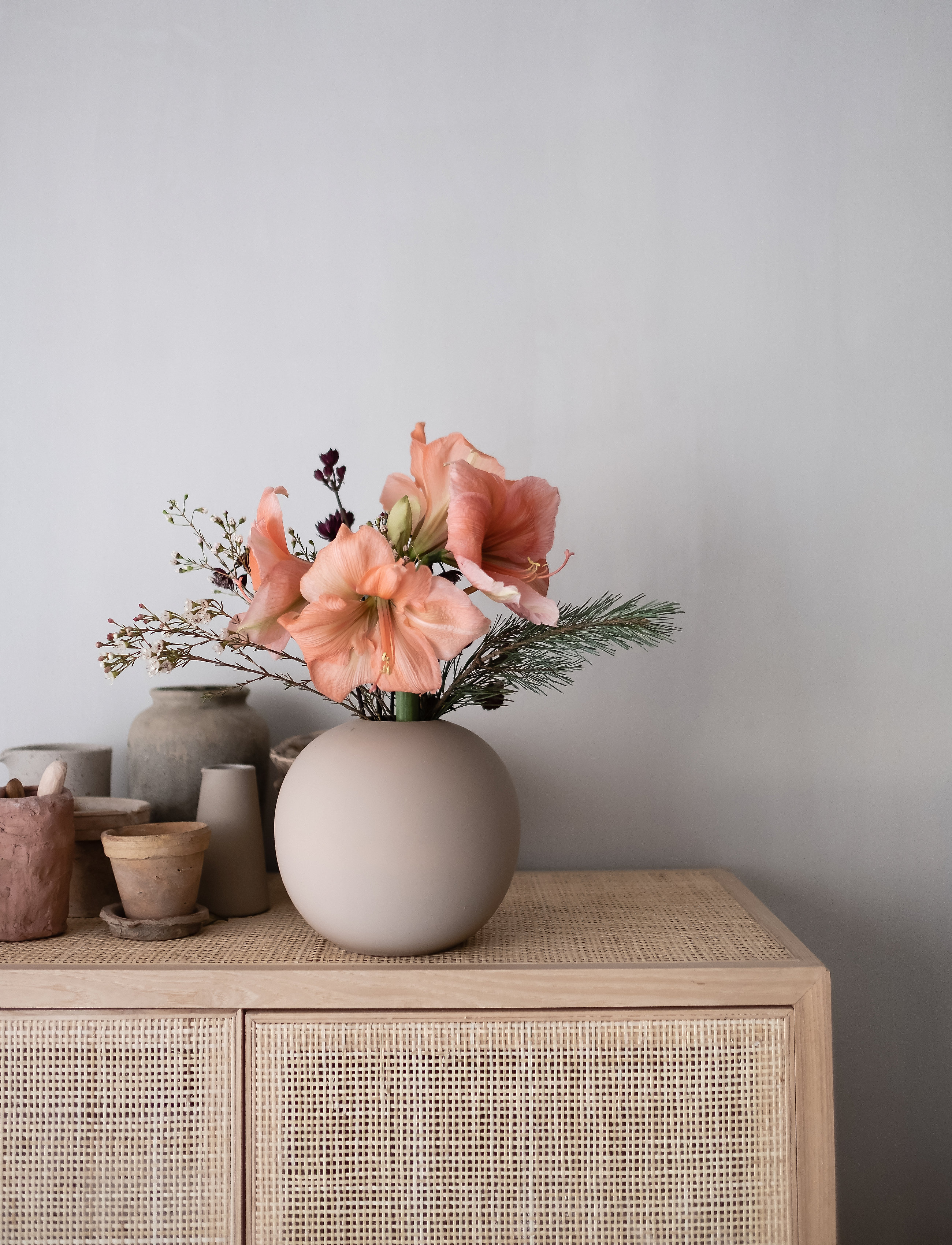 Cooee Design Ball Vase, H19 cm, Vases, Beige - Small Homeware