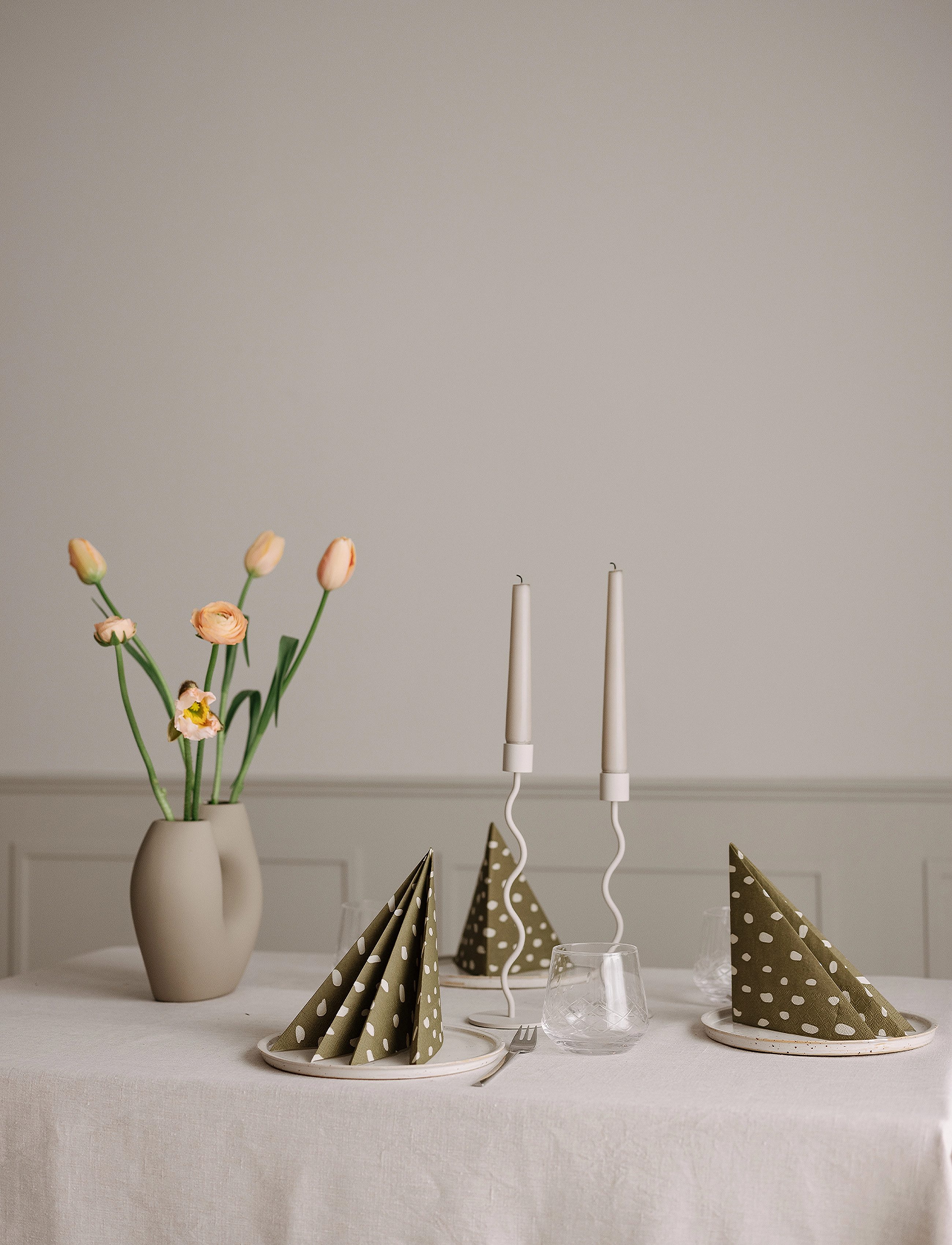 Cooee Design Curved Candleholder, H26 cm, Candlesticks & Lanterns, Beige - Candlesticks, Homeware