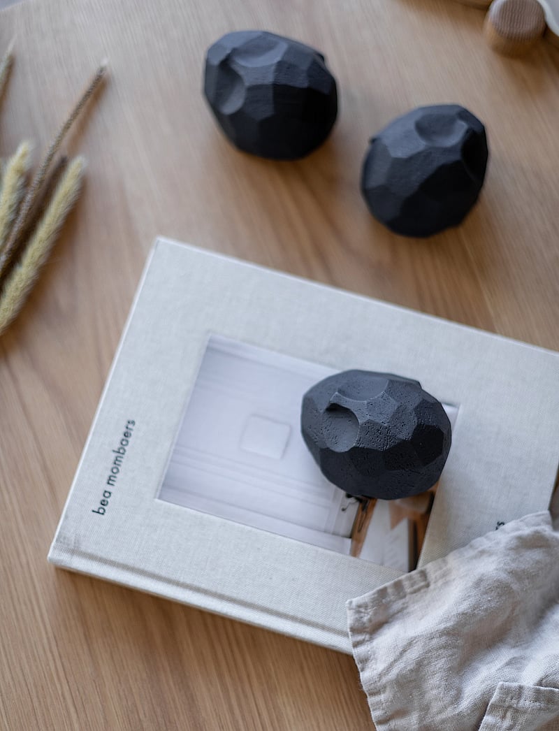 Cooee Design - Sculpture Pebble Head - portselanist kujukesed ja skulptuurid - black - 2