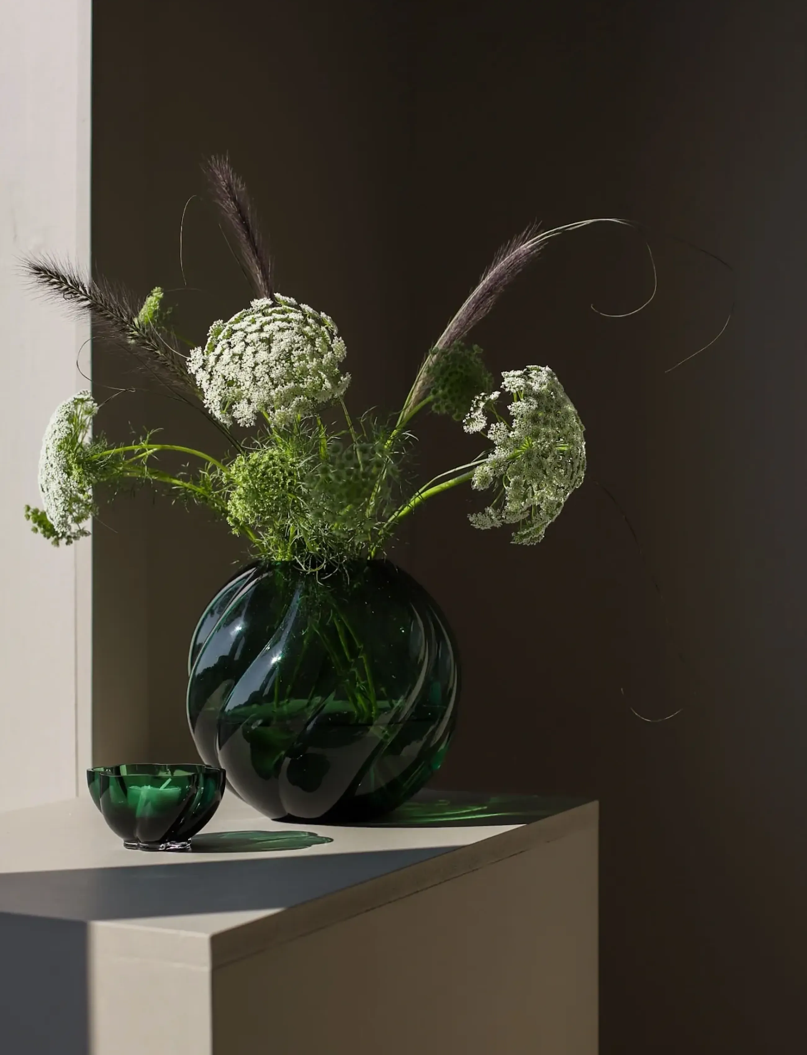 Cooee Design Twist Ball Vase 20 Cm Forest Green, H:18 cm, Vases, Grün - Other Homeware