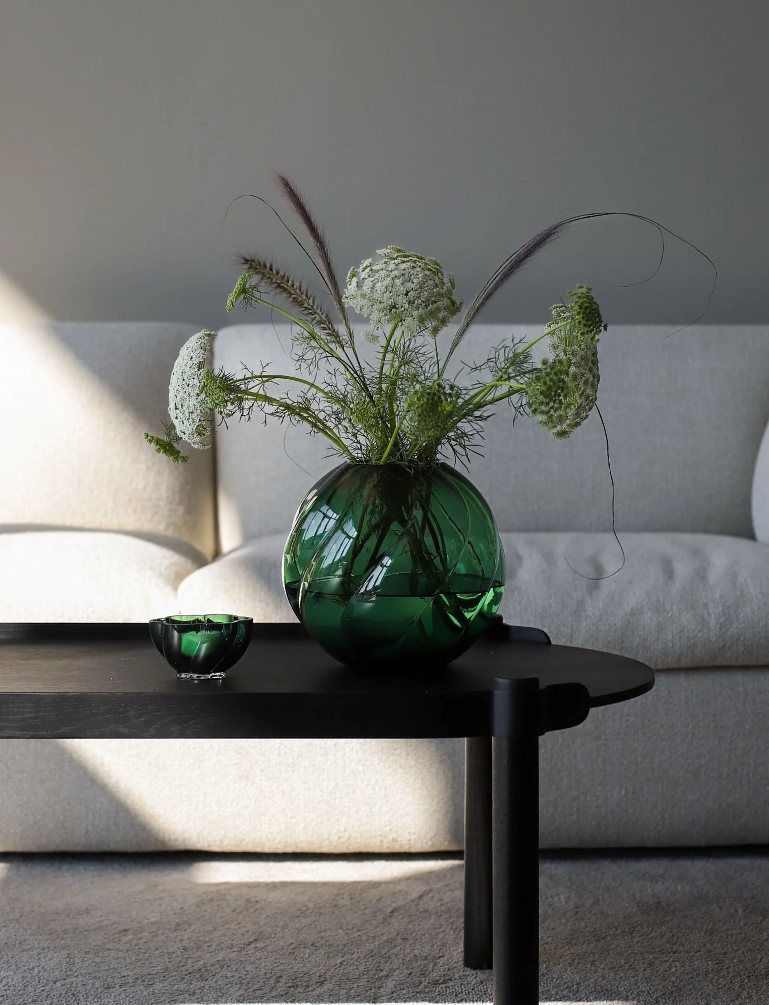 Cooee Design - Twist Ball Vase 20 cm Glass - vaser - forest green - 2