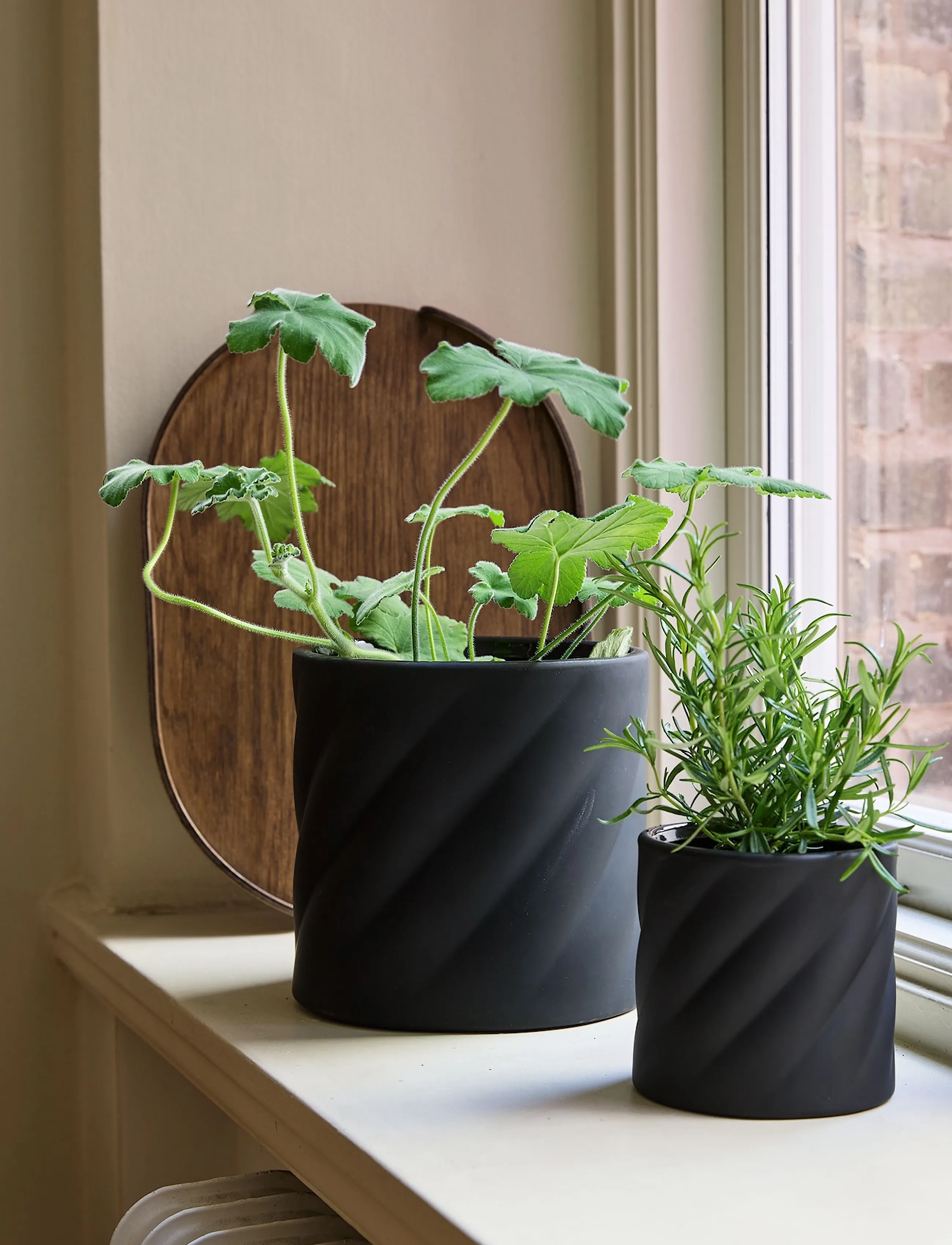 Cooee Design - Twist Flowerpot Small Black - blumentöpfe - black - 0